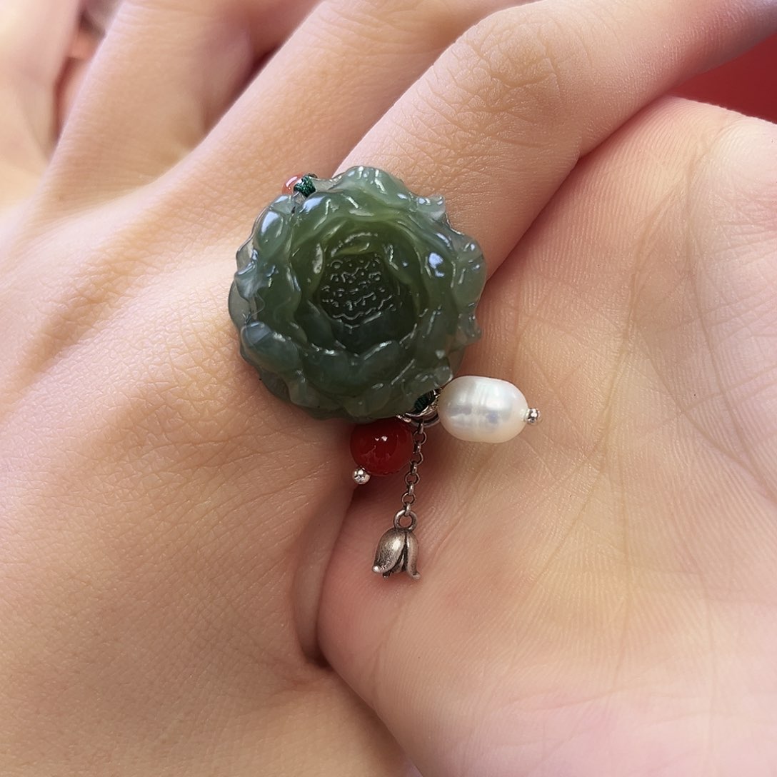 和田玉戒指未镶嵌牡丹