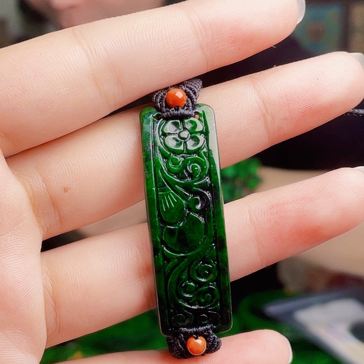 翡翠未镶嵌颈饰多样性