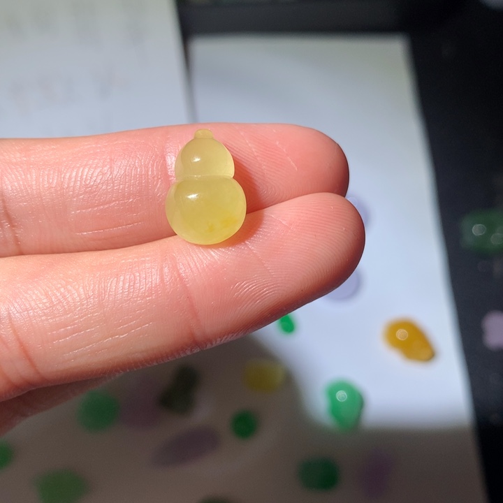 沧***粟翡翠未镶嵌颈饰挂件