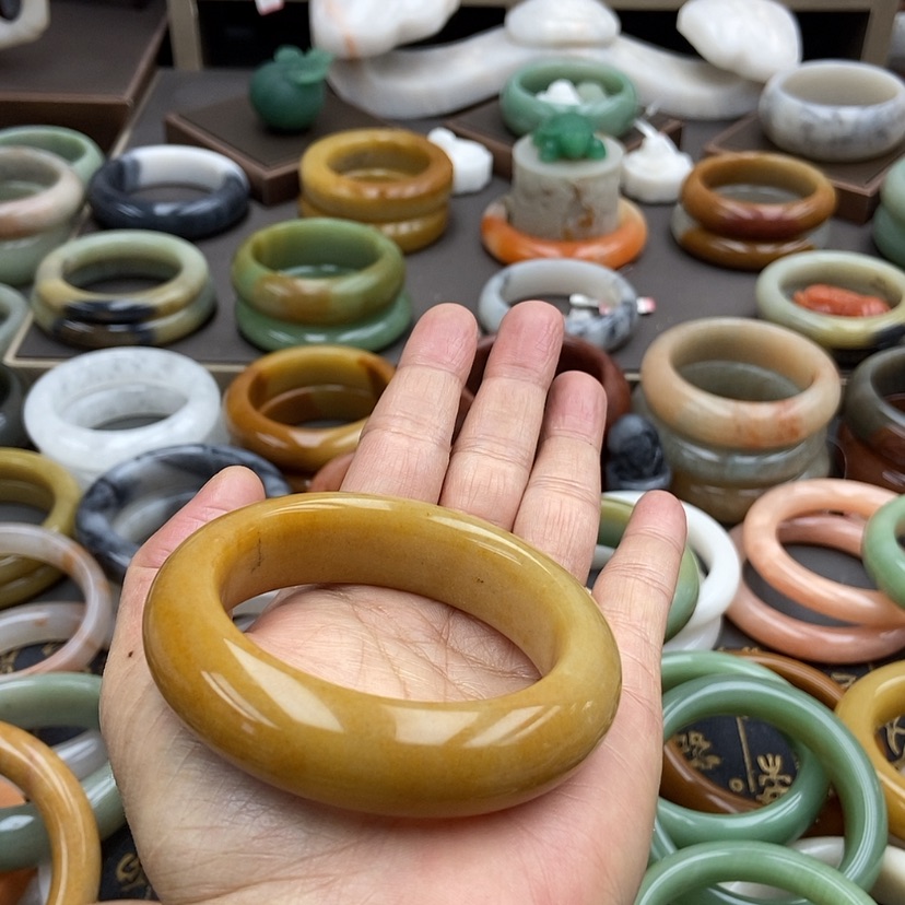 【闪购商品】石英质玉手镯未镶嵌笑***@