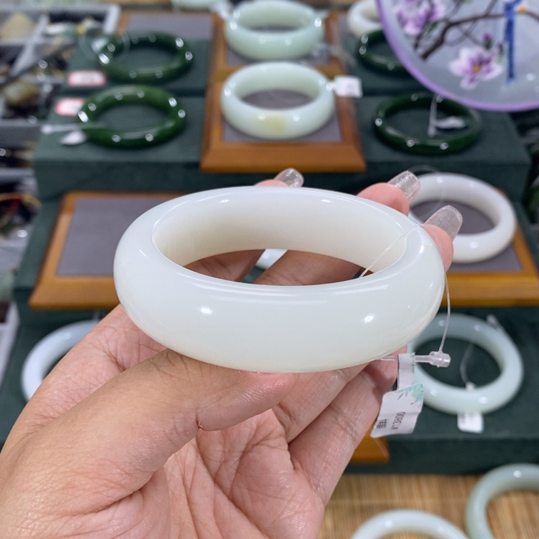 和田玉手镯未镶嵌