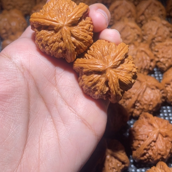 P***X吊坠桃核小妹三棱