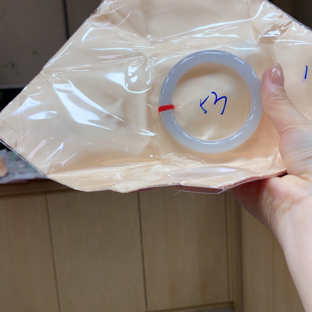 翡翠手镯未镶嵌不退不换