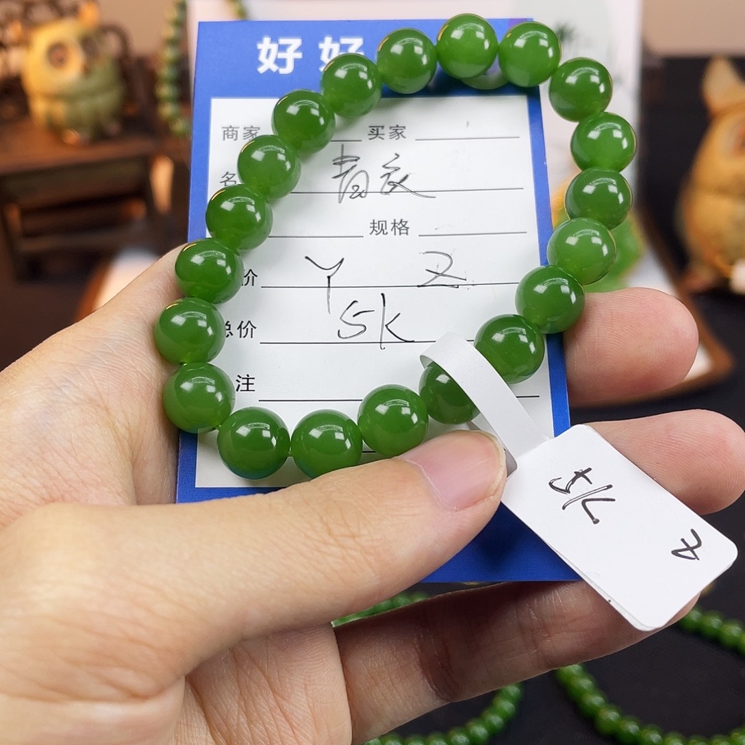 青***衣和田玉未镶嵌颈饰