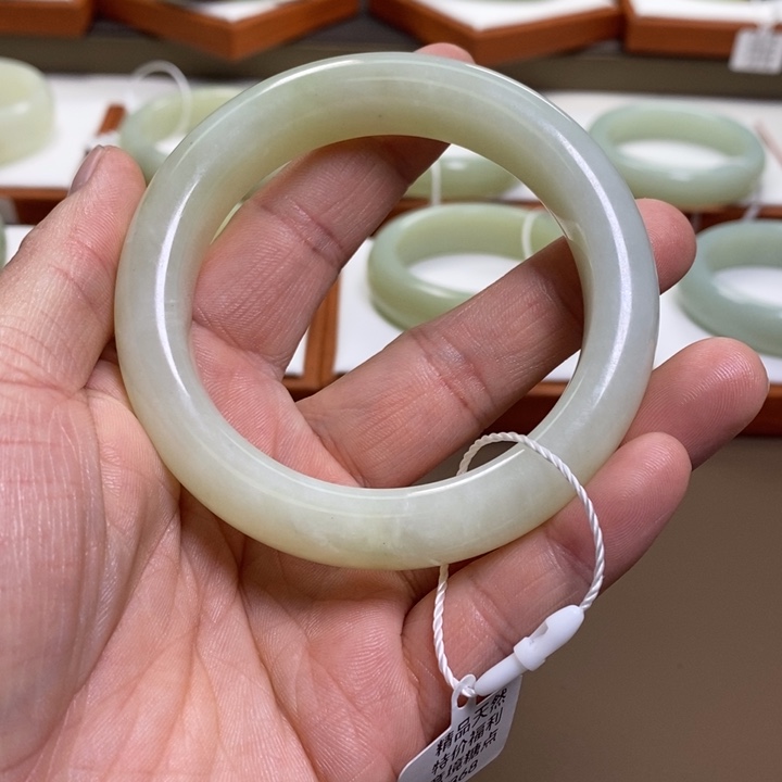 艳***和田玉未镶嵌手镯