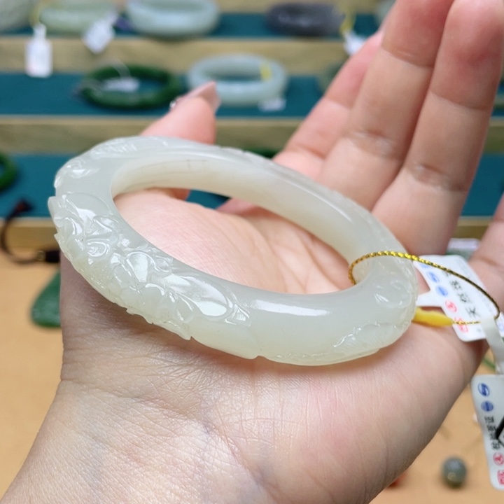 和田玉手镯55圈口。编号29未镶嵌