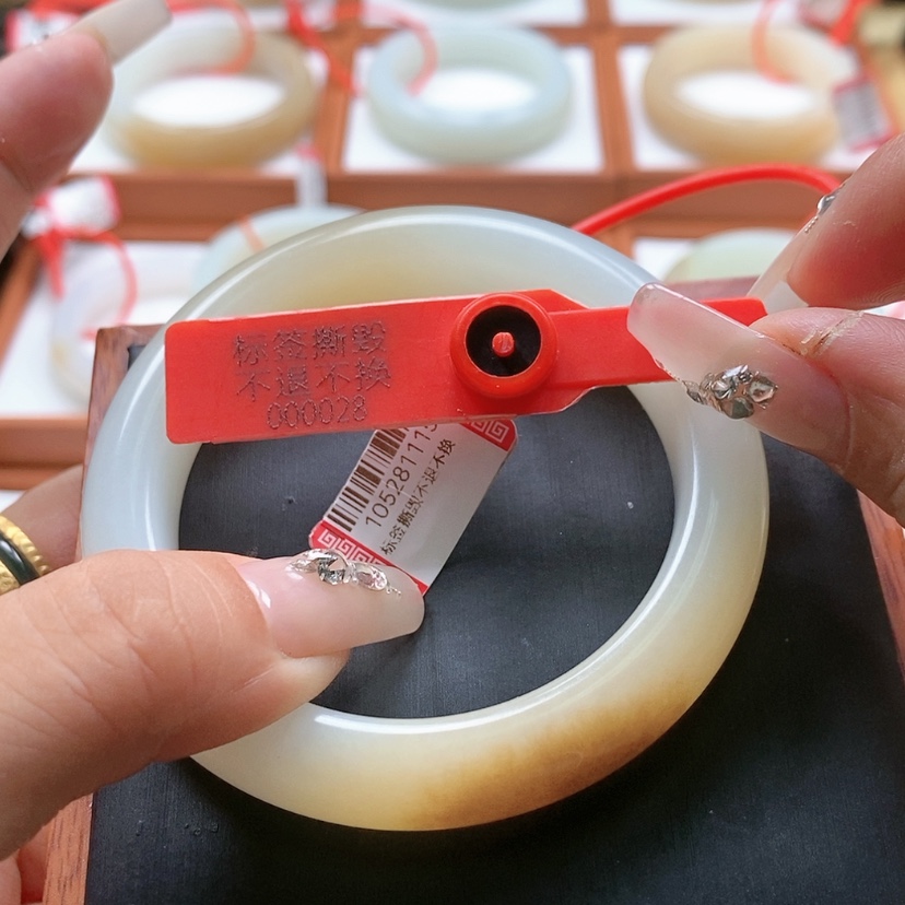 【闪购商品】和田玉手镯未镶嵌浅**吟