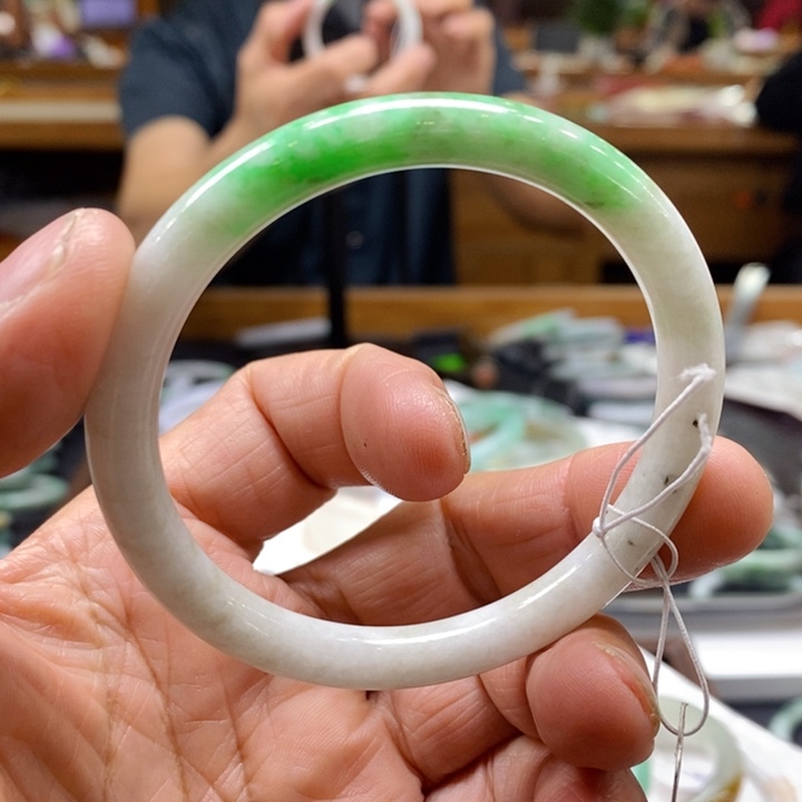 翡翠未镶嵌手镯翡翠手镯55-57，卡7.5