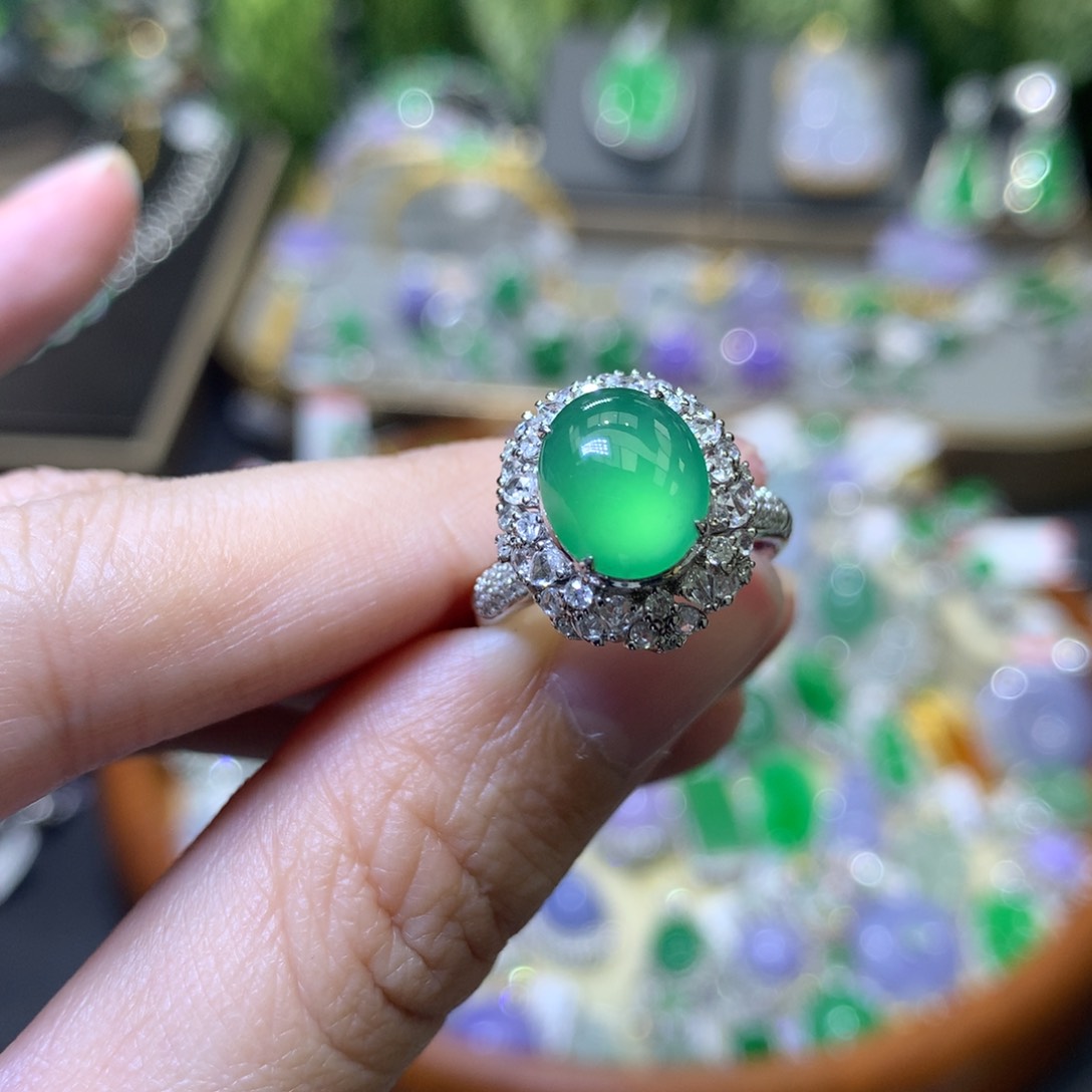 颈饰18K金镶嵌翡翠