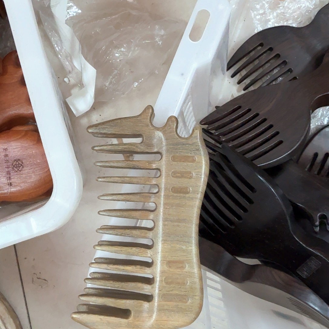 绿檀木猪猪梳子瑕疵