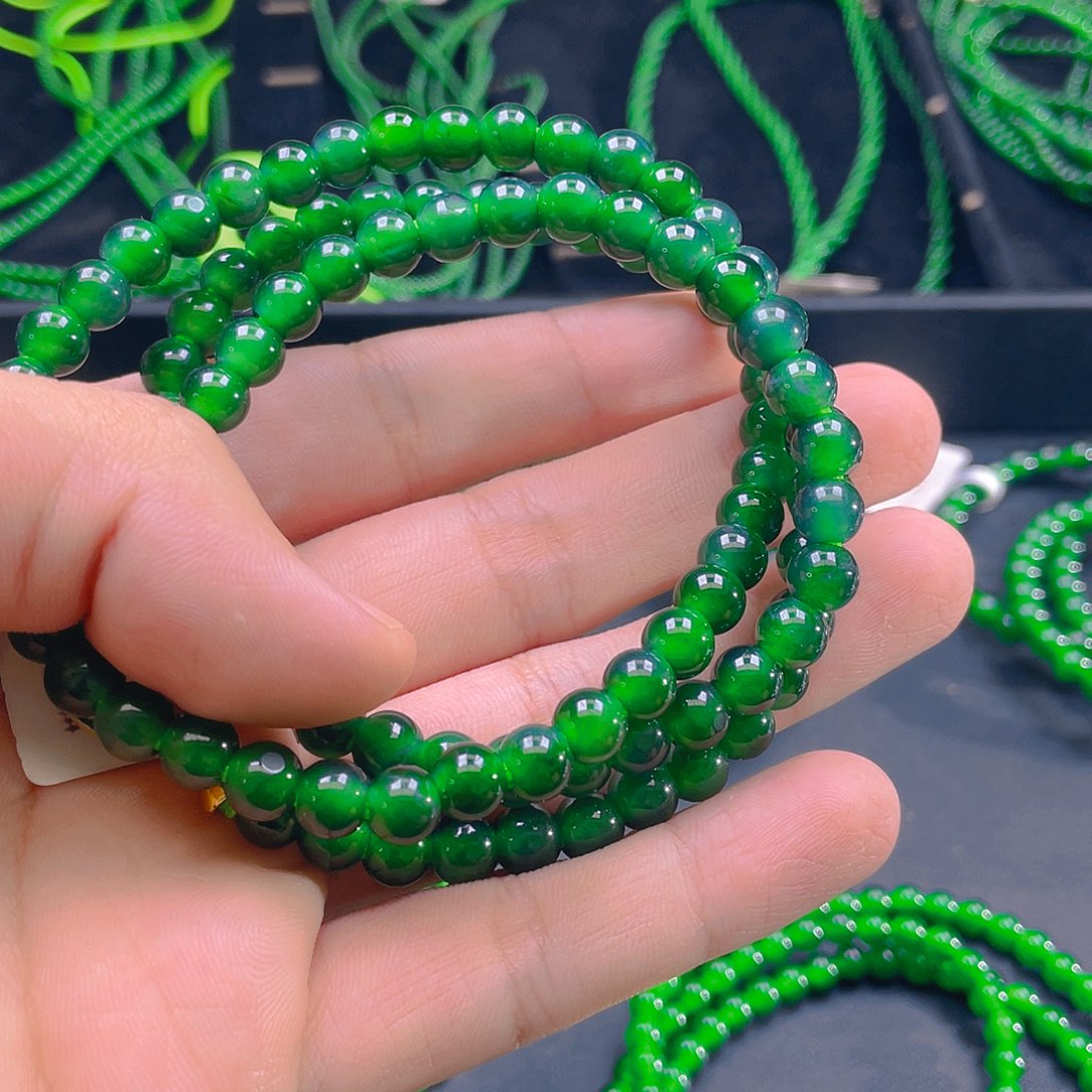 翡翠未镶嵌颈饰       