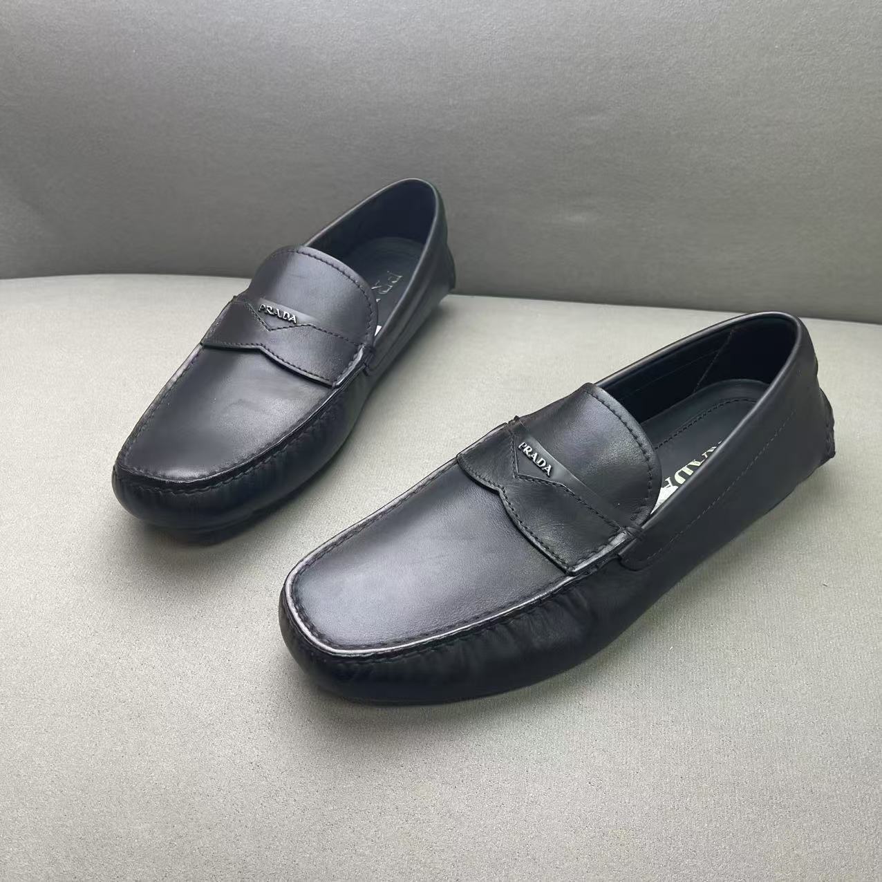 未使用 Prada/普拉达 黑色皮面银标logo休闲百搭豆豆鞋 40码/全新