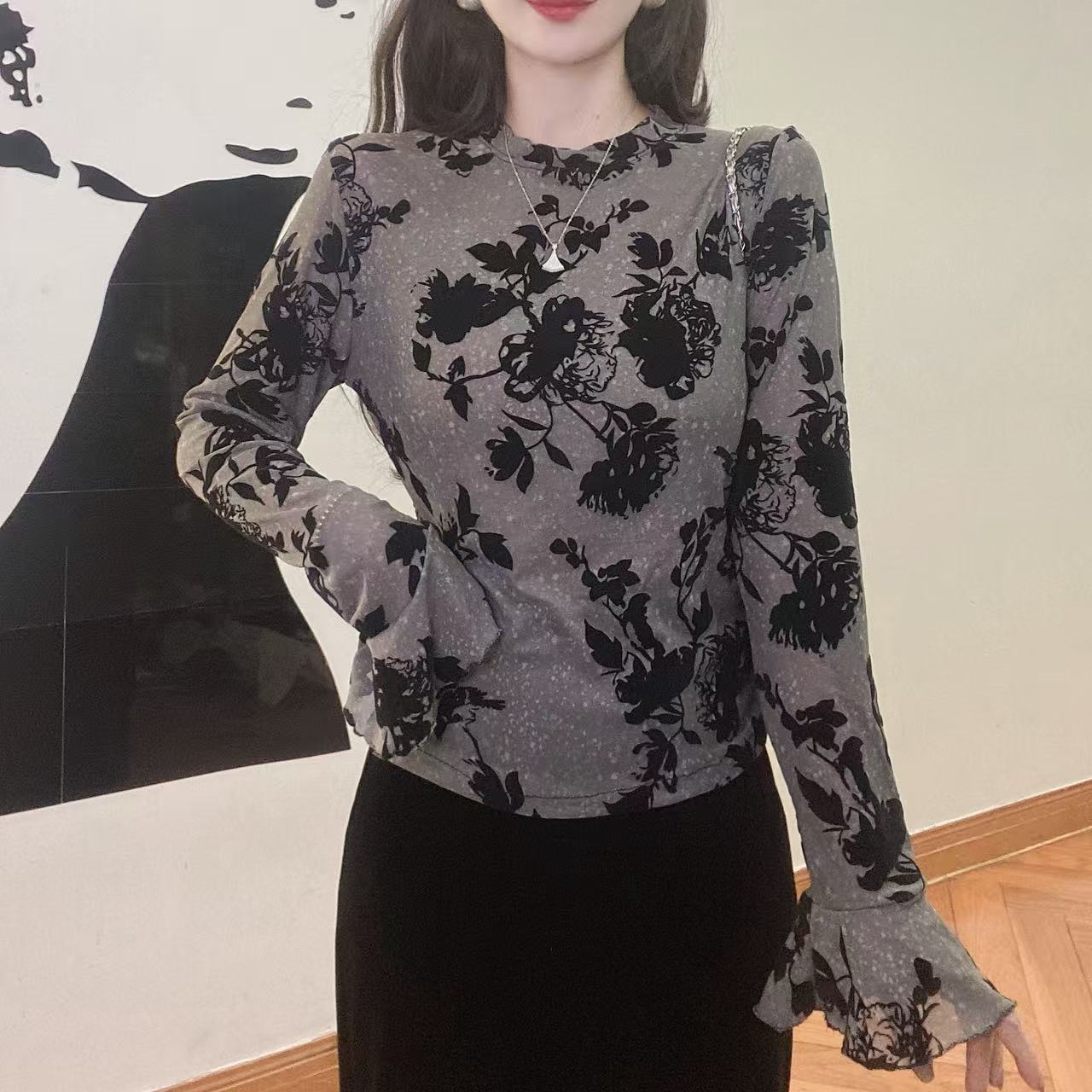 植绒花色喇叭袖简约上衣5919