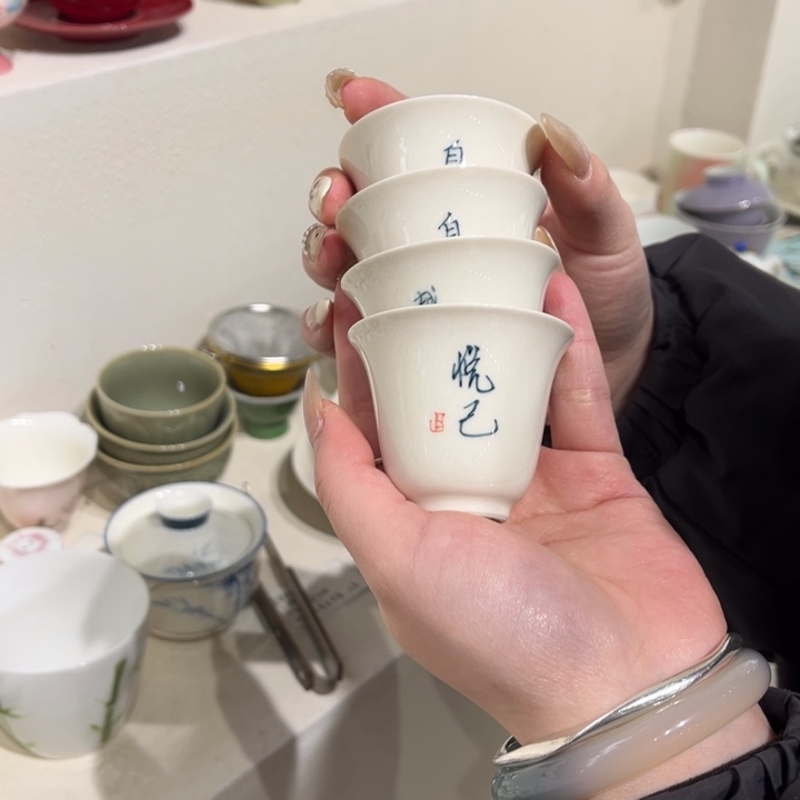 4个草木灰手写茶杯。   