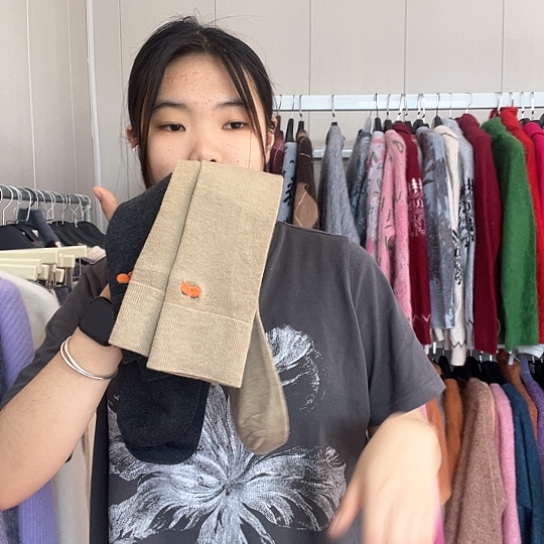 灰色和驼色袜子小腿