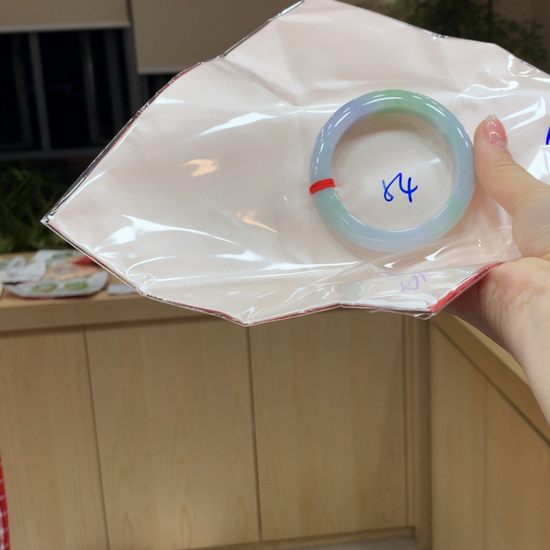 翡翠手镯未镶嵌不退不换