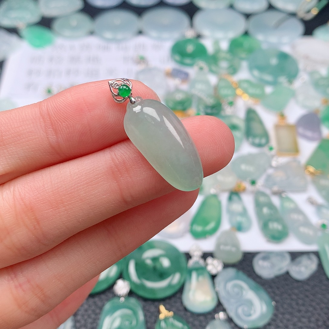 翡翠颈饰18K金镶嵌天然翡翠