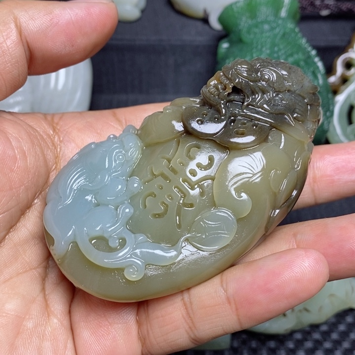 和田玉未镶嵌颈饰飓**魂