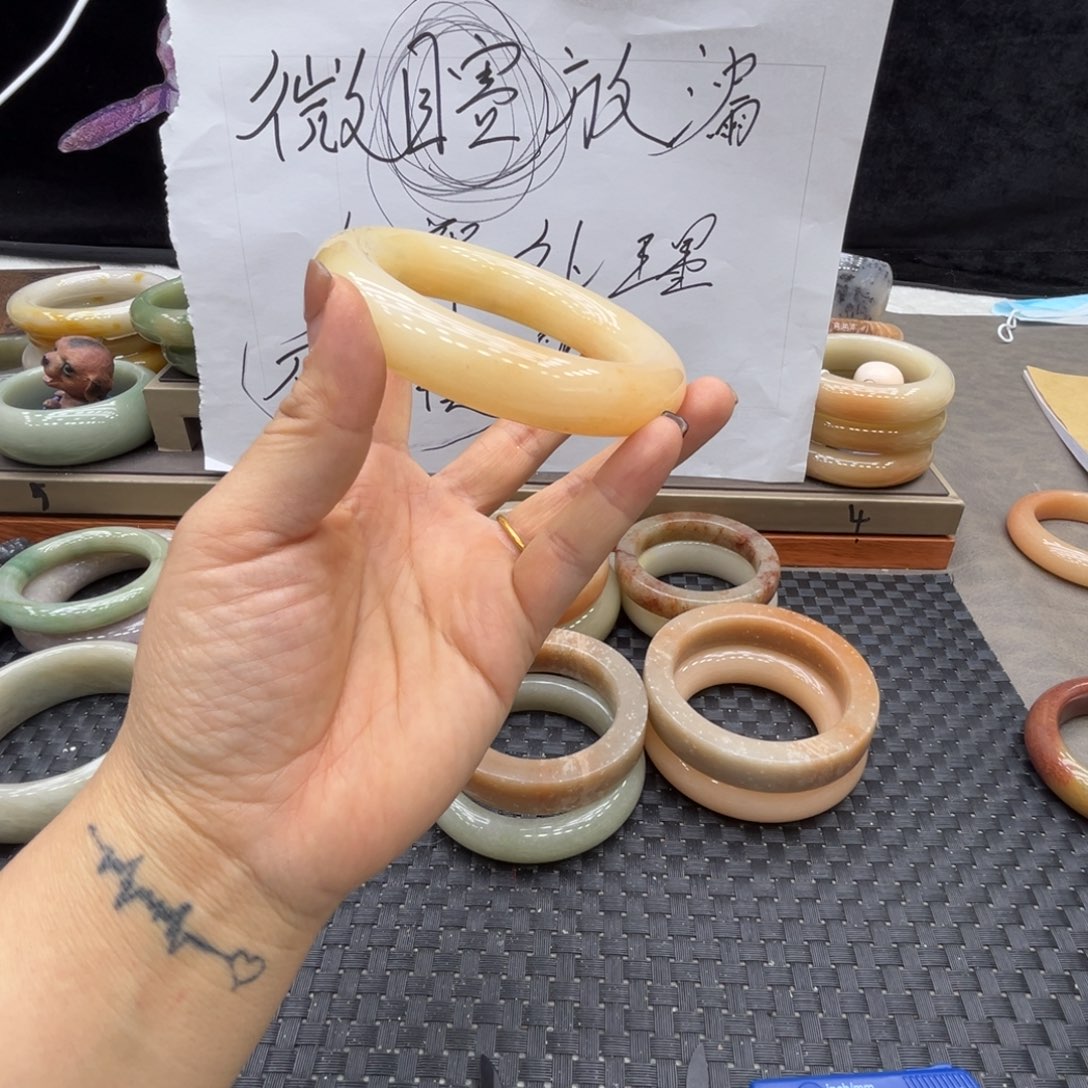 *****石英质玉未镶嵌手镯