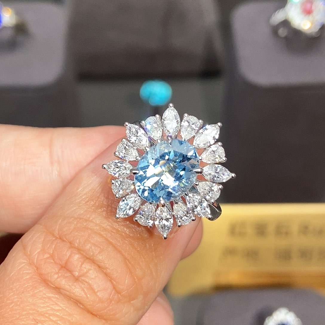 海蓝宝石戒指18K金镶嵌2.1克拉