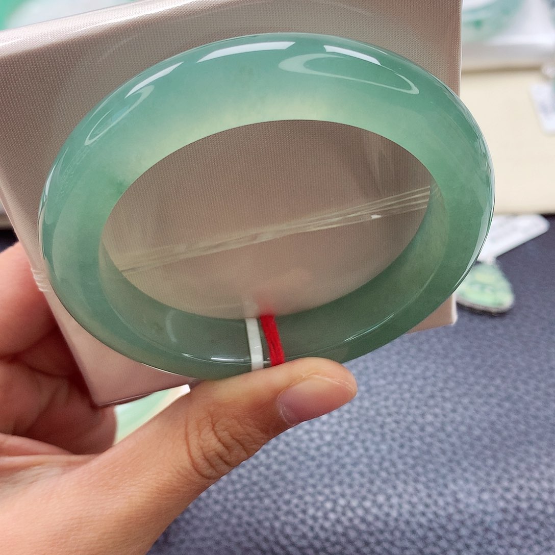 翡翠手镯未镶嵌53.8 泥鳅背 冰绿