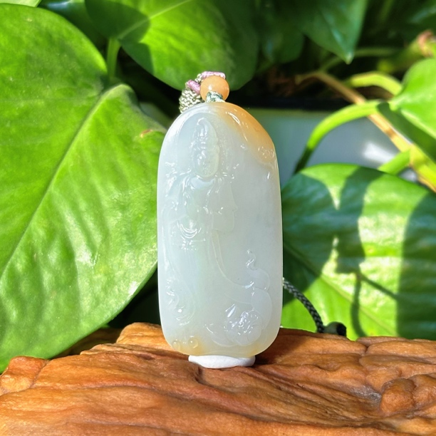 和田玉且末金山糖白【观音】荷花站姿自在菩萨吊坠