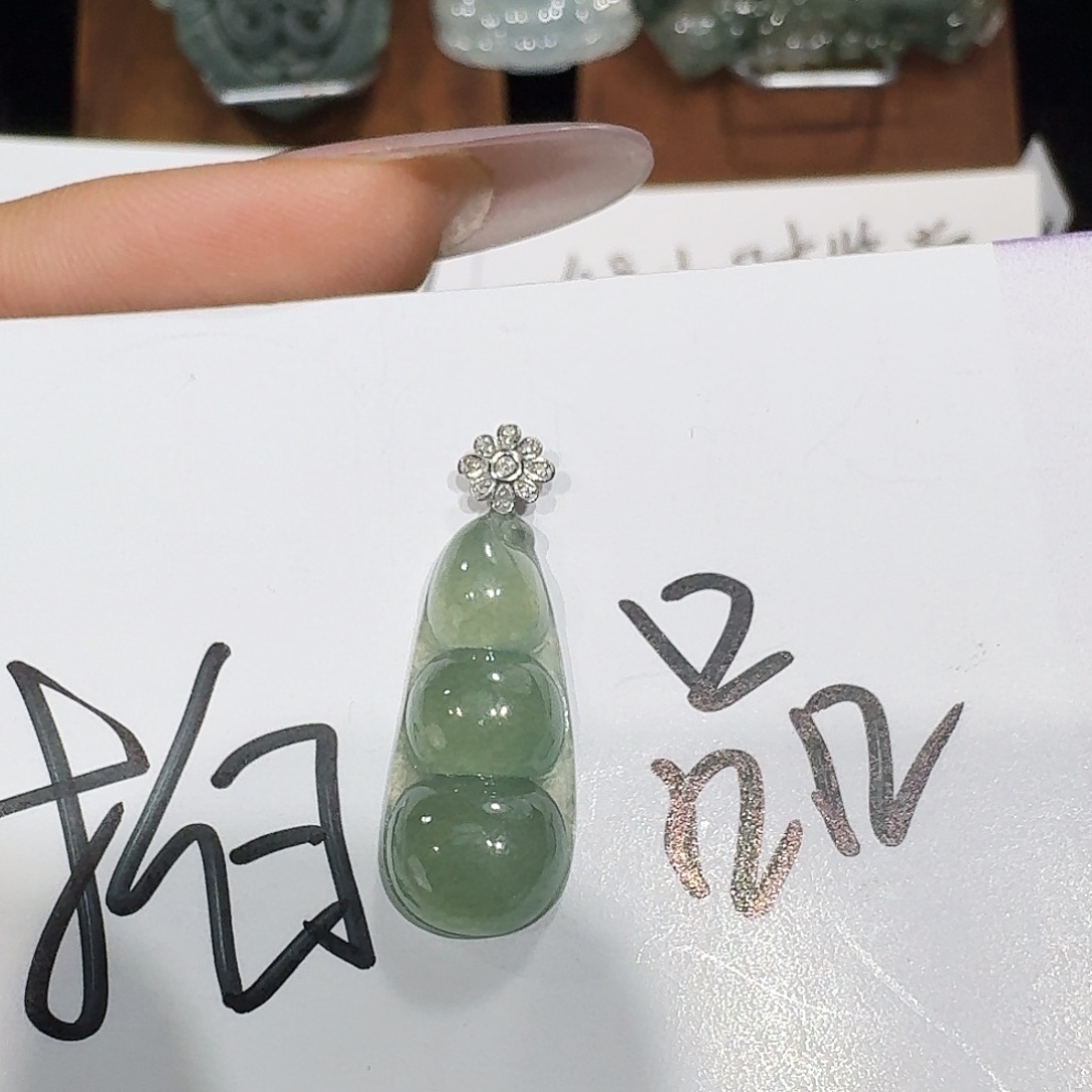 翡翠未镶嵌颈饰豆子
