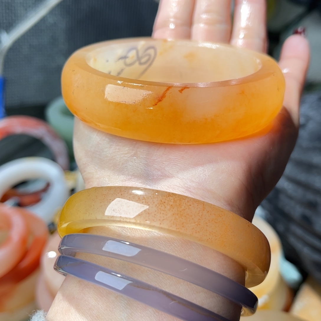 石英质玉未镶嵌手镯定制