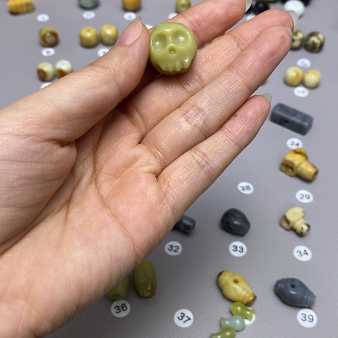 蛇纹石玉配饰合金依*