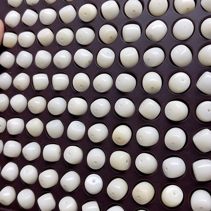 白玉菩提吊坠瑕疵11-10白玉直切110颗