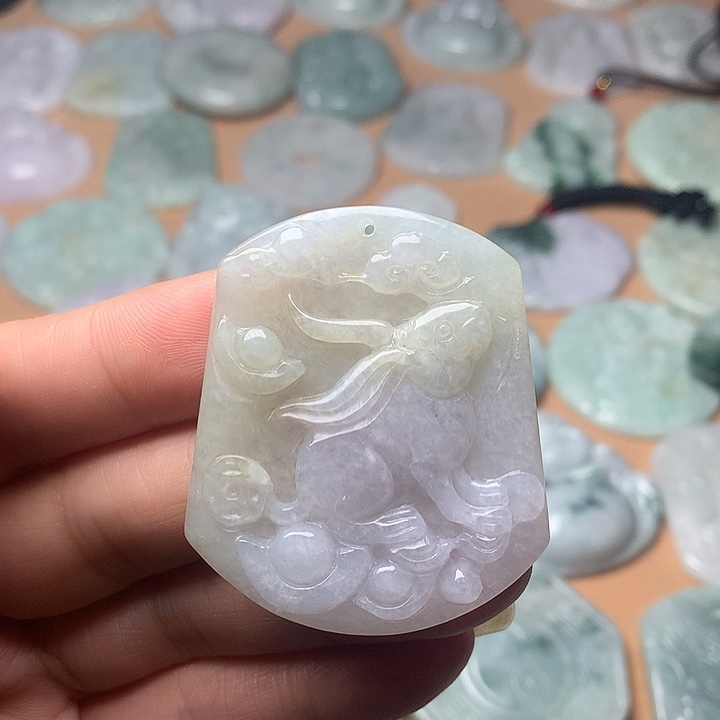 翡翠未镶嵌颈饰兔