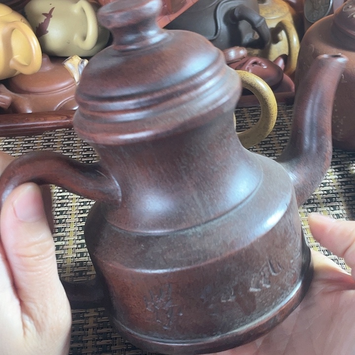 紫砂茶壶原矿泥料手工制作的紫砂壶。
