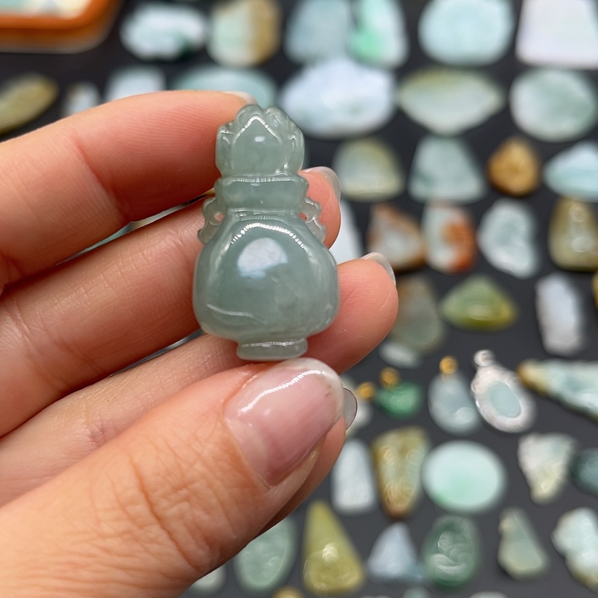 【闪购商品】翡翠颈饰未镶嵌瓶子