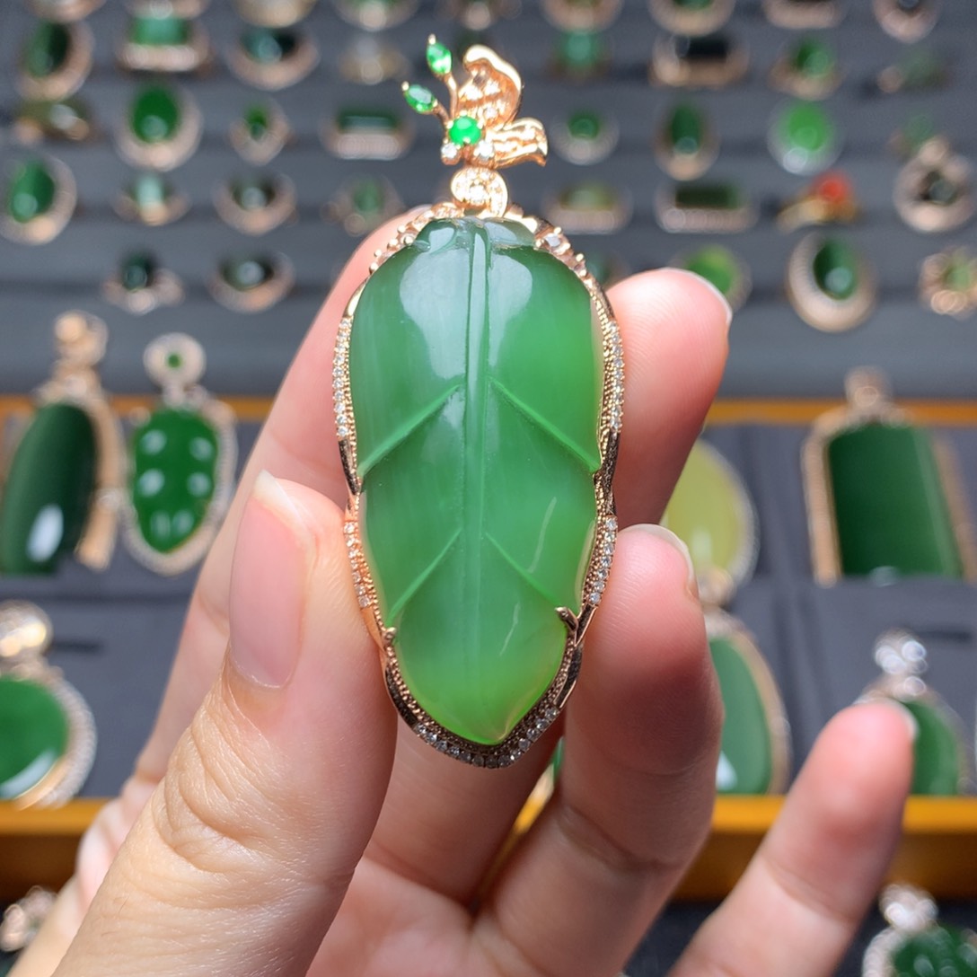 c***h和田玉18K金镶嵌颈饰