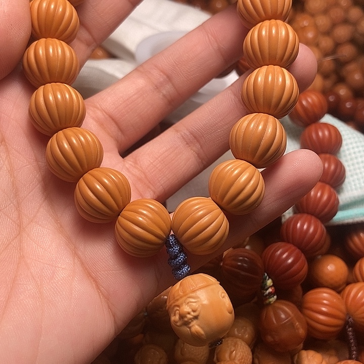 猴头核桃吊坠?****人手持