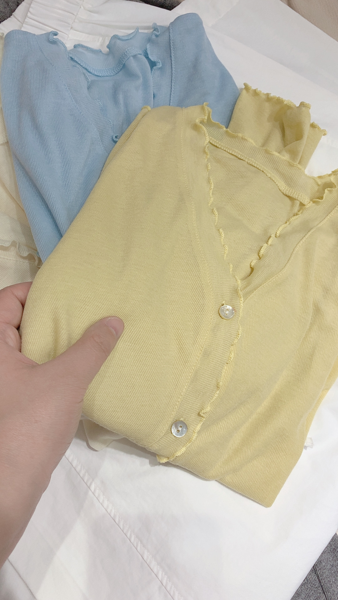 宝衣家  夏季柔软舒适木耳边V领细羊毛防晒长袖开衫