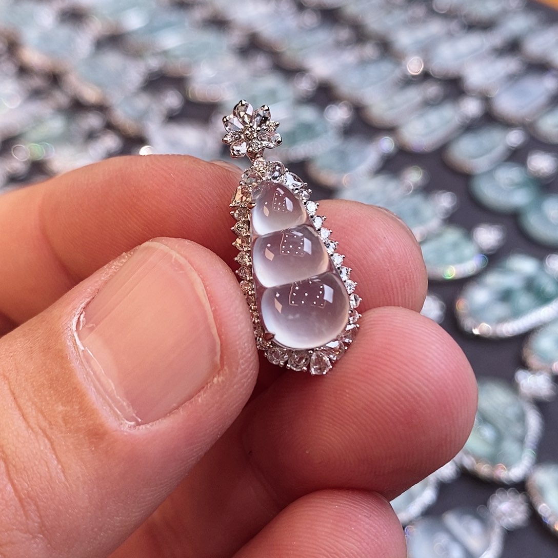 翡翠颈饰18K金镶嵌数*?豆子