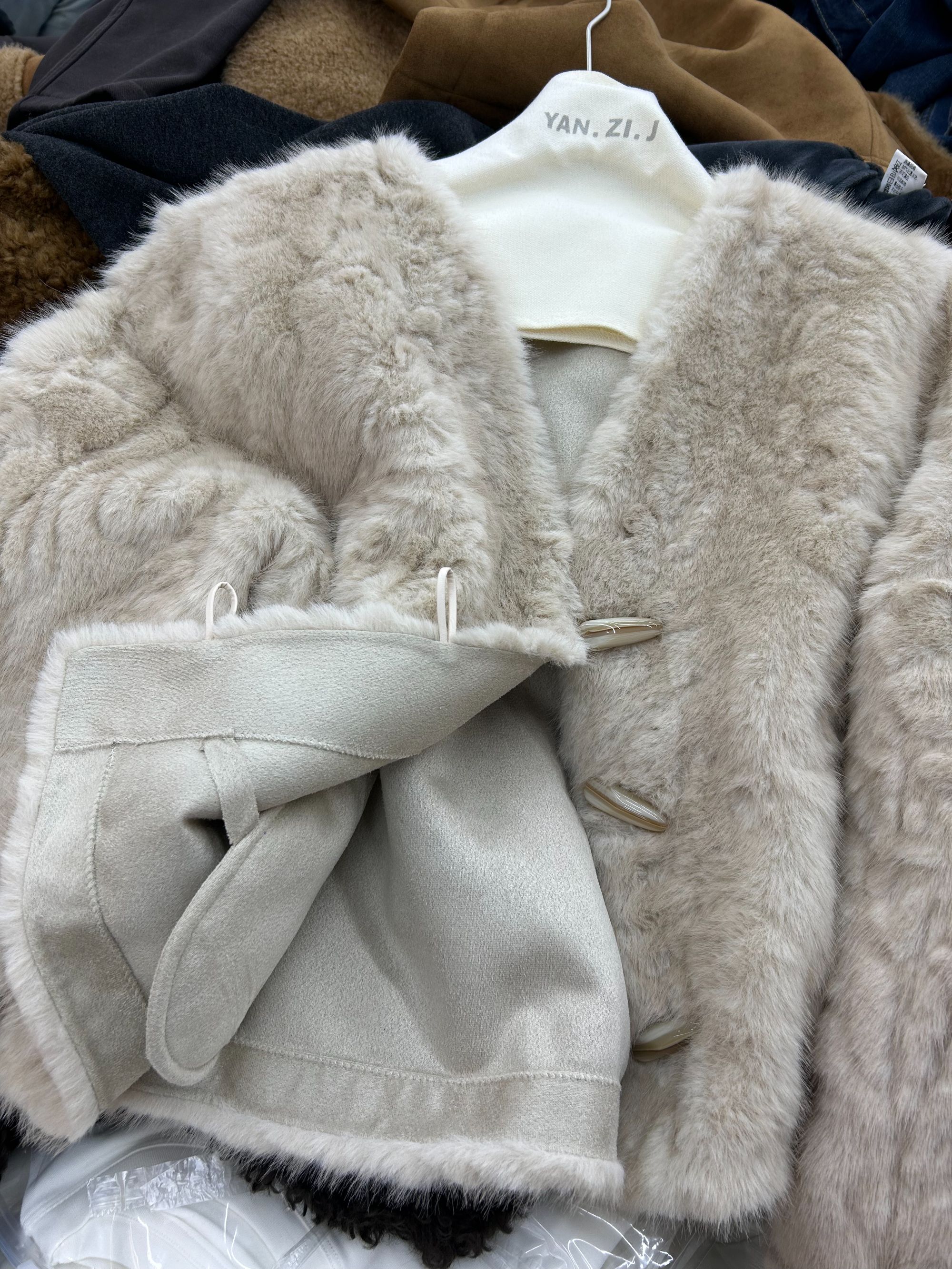 【YANZI】设计感慵懒风牛角扣皮毛一体外套（以直播间实物为准）