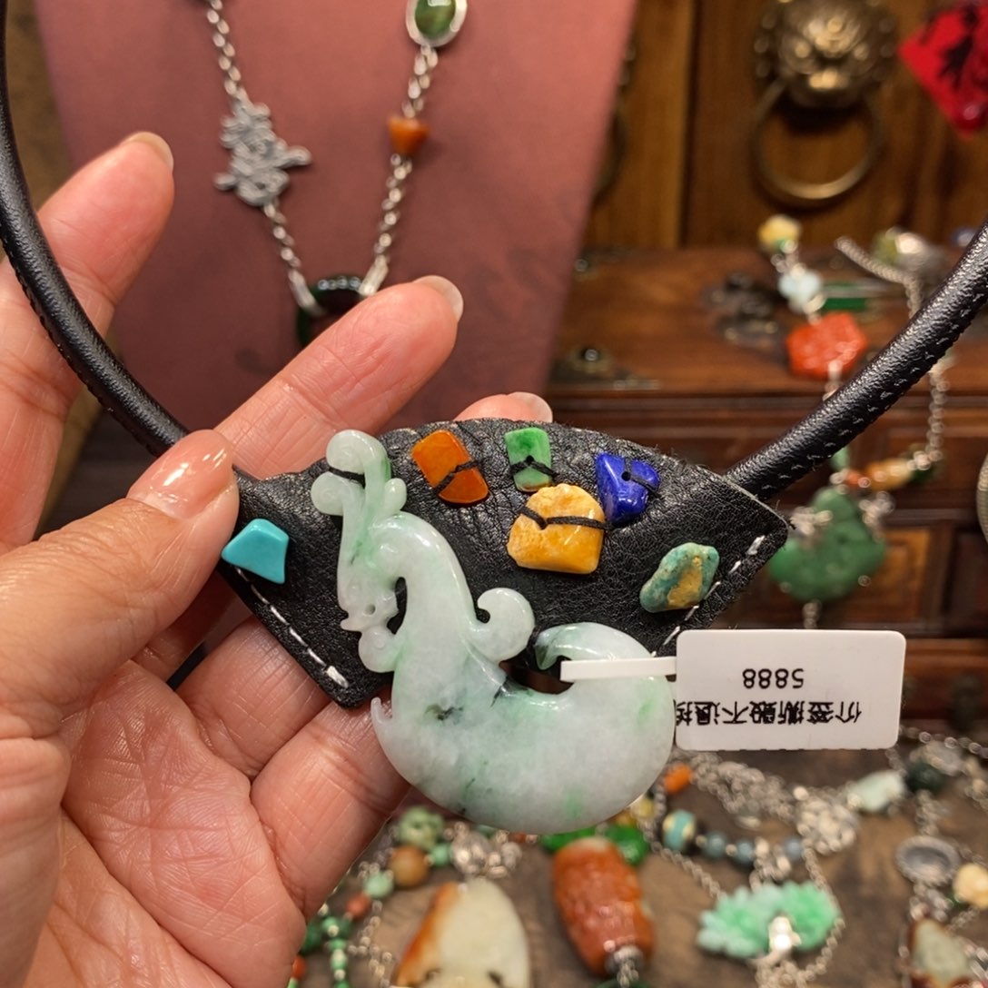 翡翠吊坠(赠链)未镶嵌