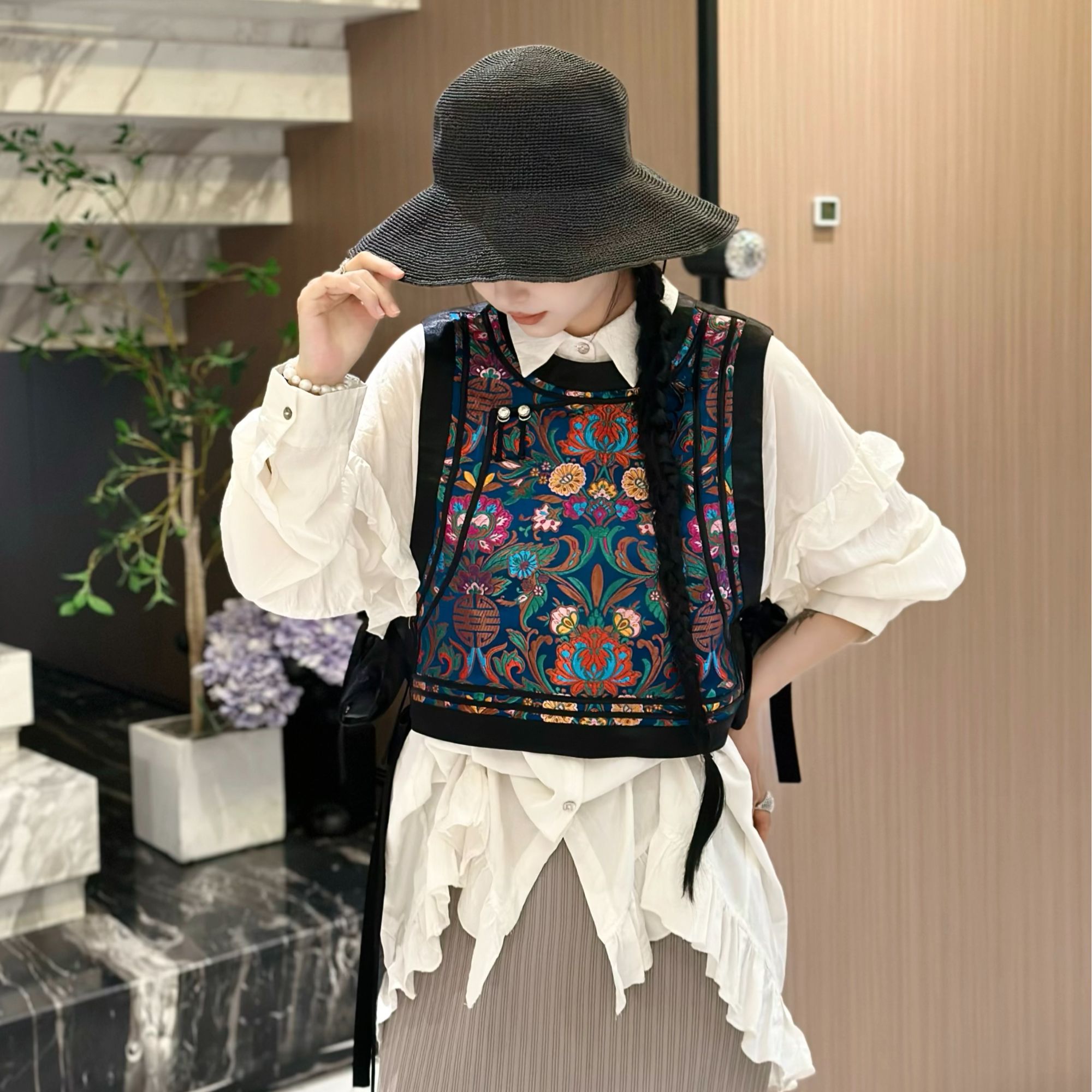 阿努金 A0004四季基础百搭显瘦短款设计感民族风马甲