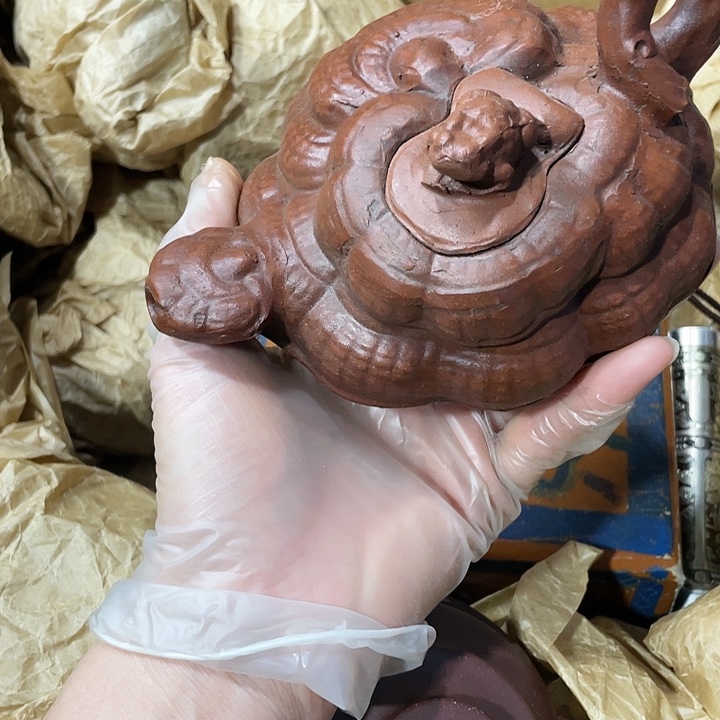 紫砂茶壶原矿泥料，手工制作的一把紫砂壶。