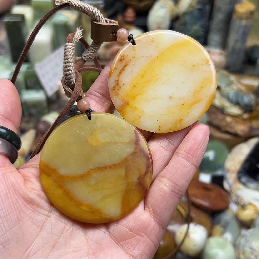 泓***ì岫玉未镶嵌颈饰花玉无事牌