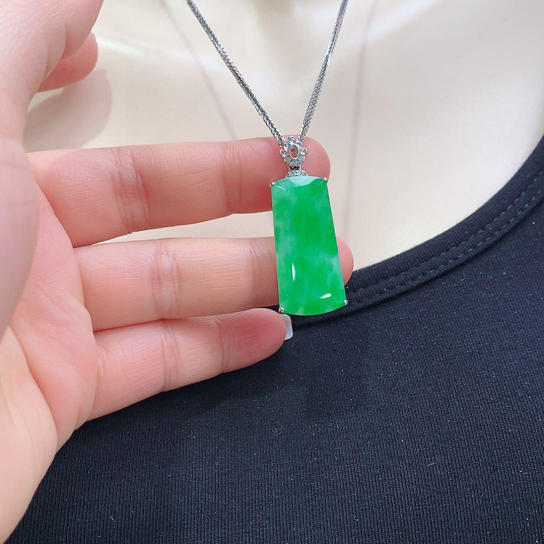 翡翠颈饰18K金镶嵌无事牌