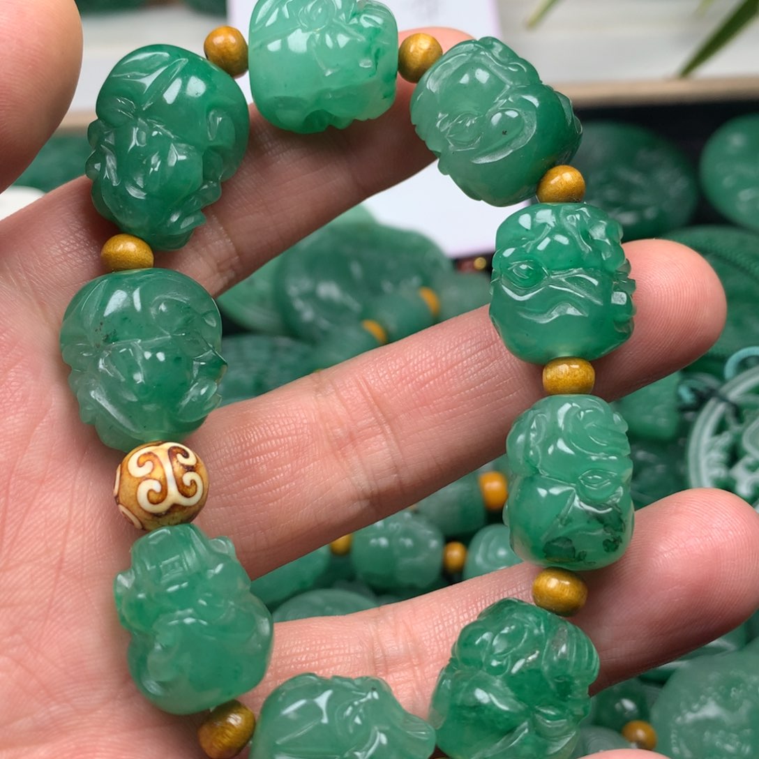 石英质玉颈饰未镶嵌?