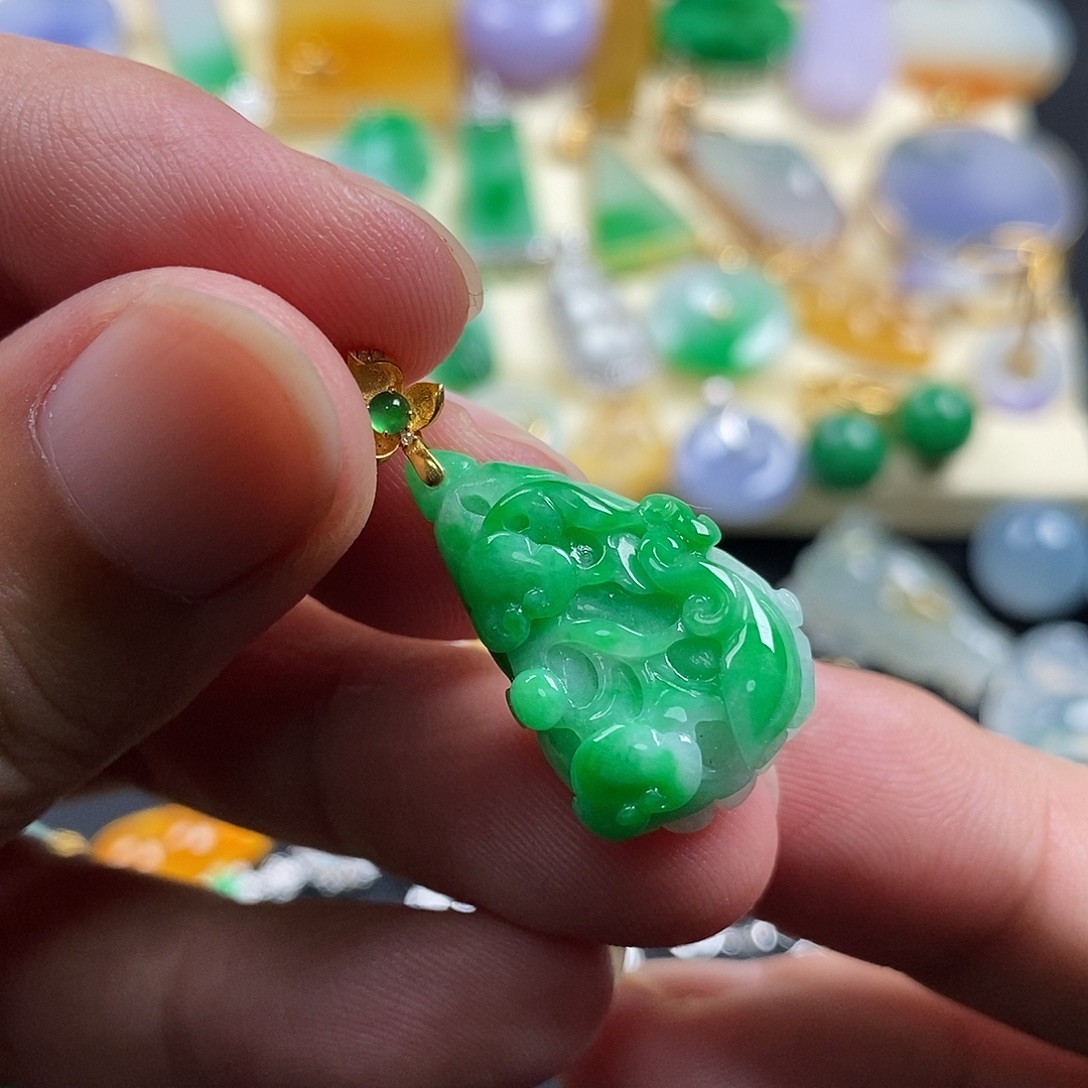 翡翠18K金镶嵌颈饰翡翠