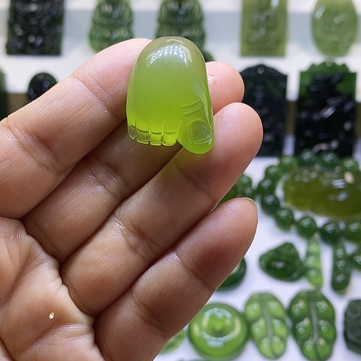 蛇纹石玉颈饰未镶嵌