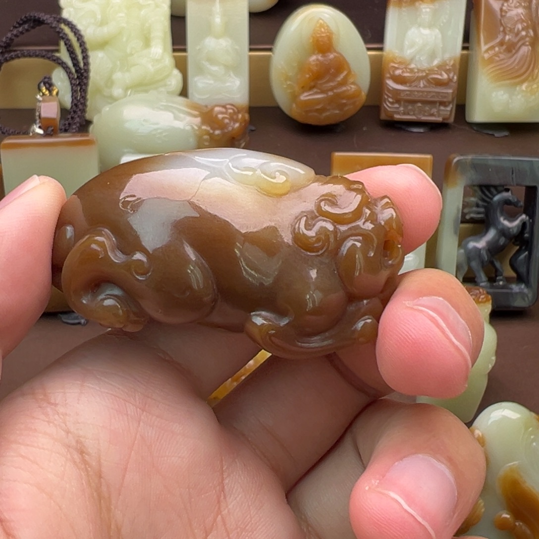 小***虎和田玉（糖玉）未镶嵌颈饰