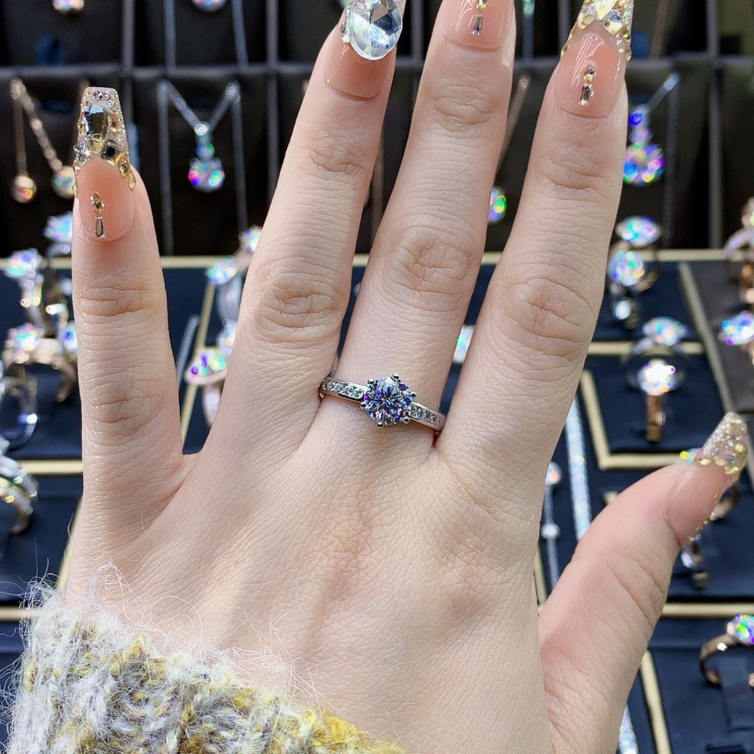 合成碳硅石（莫桑石）戒指/指环18K金镶嵌猪**@