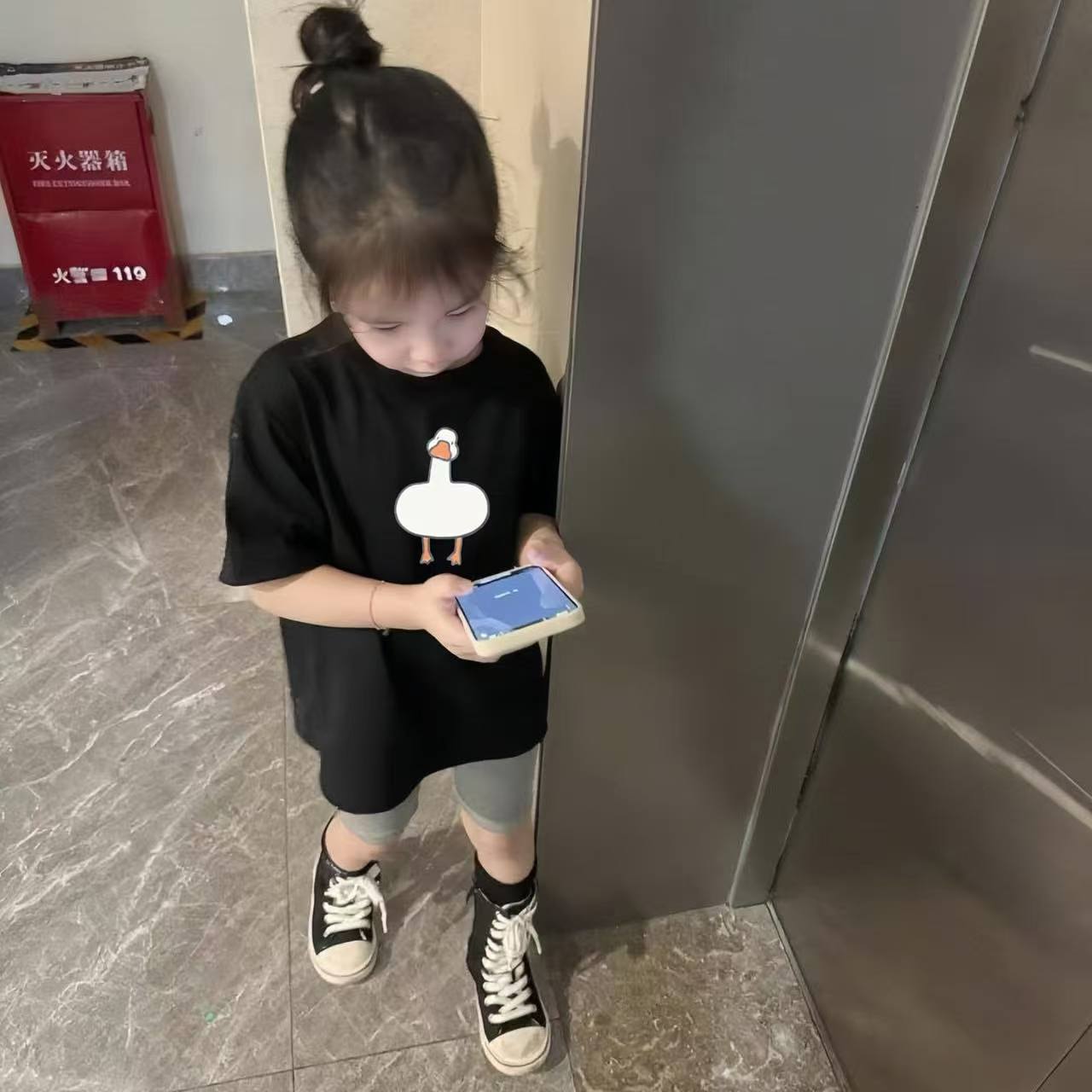 【清仓专用】B巨可爱一只站立的鸭子黑色圆领男女童短袖宽松上衣