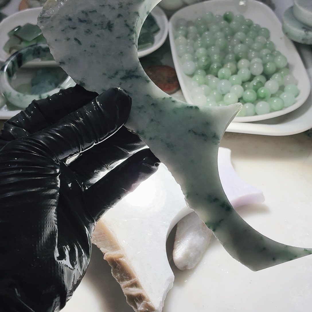 翡翠未镶嵌颈饰边角料